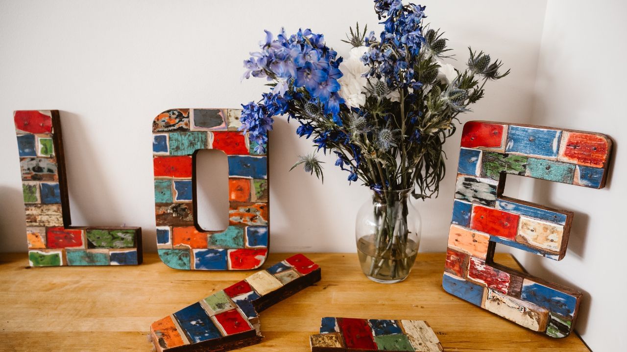 તમને જણાવી દઈએ કે, વર્ષ 2009માં અલોકની નિયુત્તિ પંચાયતી રાજ વિભાગમાં સફાઈ કર્મચારીના પદ પર થઈ હતી. ત્યારબાદથી વર્ષ 2010માં તેના લગ્ન જ્યોતિ મોર્ય સાથે થયા હતા. અલોકએ દાવો કર્યો કે, તેમણે પ્રયાગરાજમાં પોતાની પત્નીના અભ્યાસ માટે દરેક સંભવ વ્યવસ્થા કરી હતી. તેમણે આરોપ લગાવ્યો હતો કે, પીએસસી પરિક્ષા પાસ કર્યા બાદ વર્ષ 2015માં તેમને એસડીએમના રુપમાં નિયુક્તી થઈ તો તેના પરિવાર પ્રત્યેનો તેનો વ્યવહાર બદલાઈ ગયો.