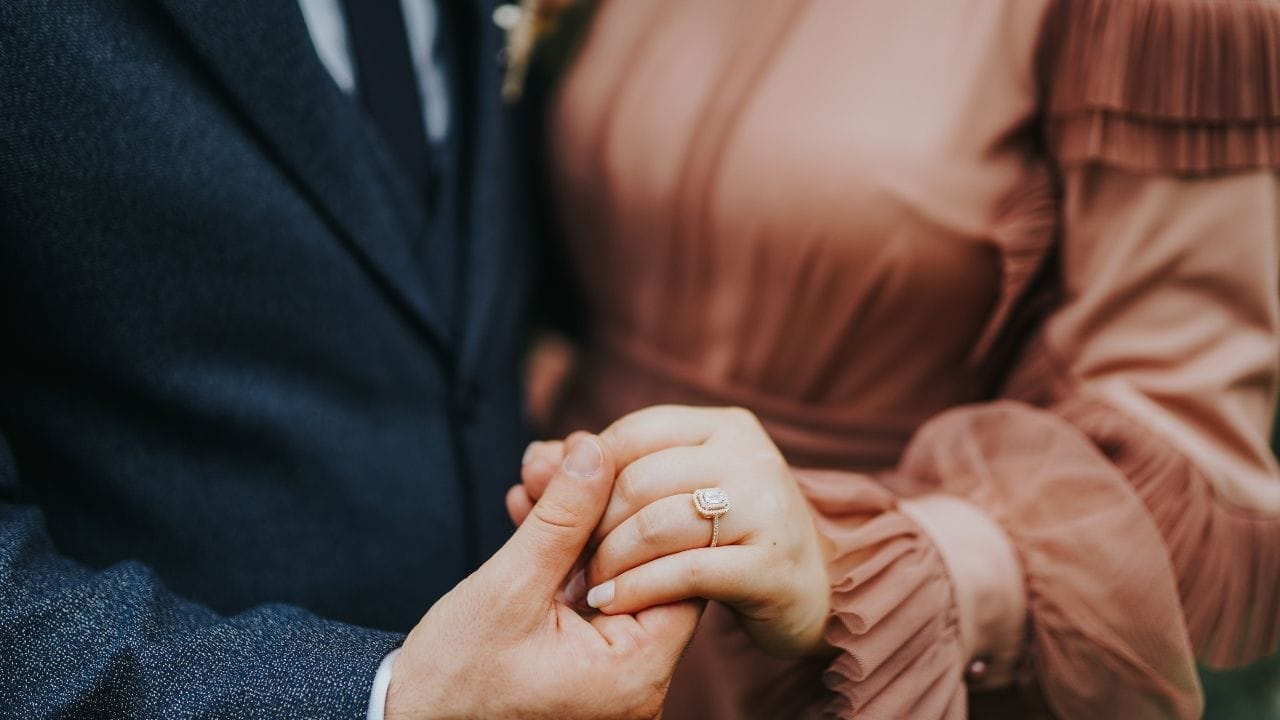 (Disclaimer: જો તમારી પાસે કોઈ ચોક્કસ કેસ હોય તો કાનૂની નિષ્ણાત (વકીલ) ની સલાહ લેવી સલાહભર્યું છે. અહીં આપેલી માહિતી ફક્ત કોર્ટના નિર્ણયો અને કલમોને આધારે આપવામાં આવી છે. તમારે કોઈ કેસ માટે જાણવું હોય તો યોગ્ય વકીલની સલાહ લઈ શકો છો.)(All Image Symbolic ,canva)