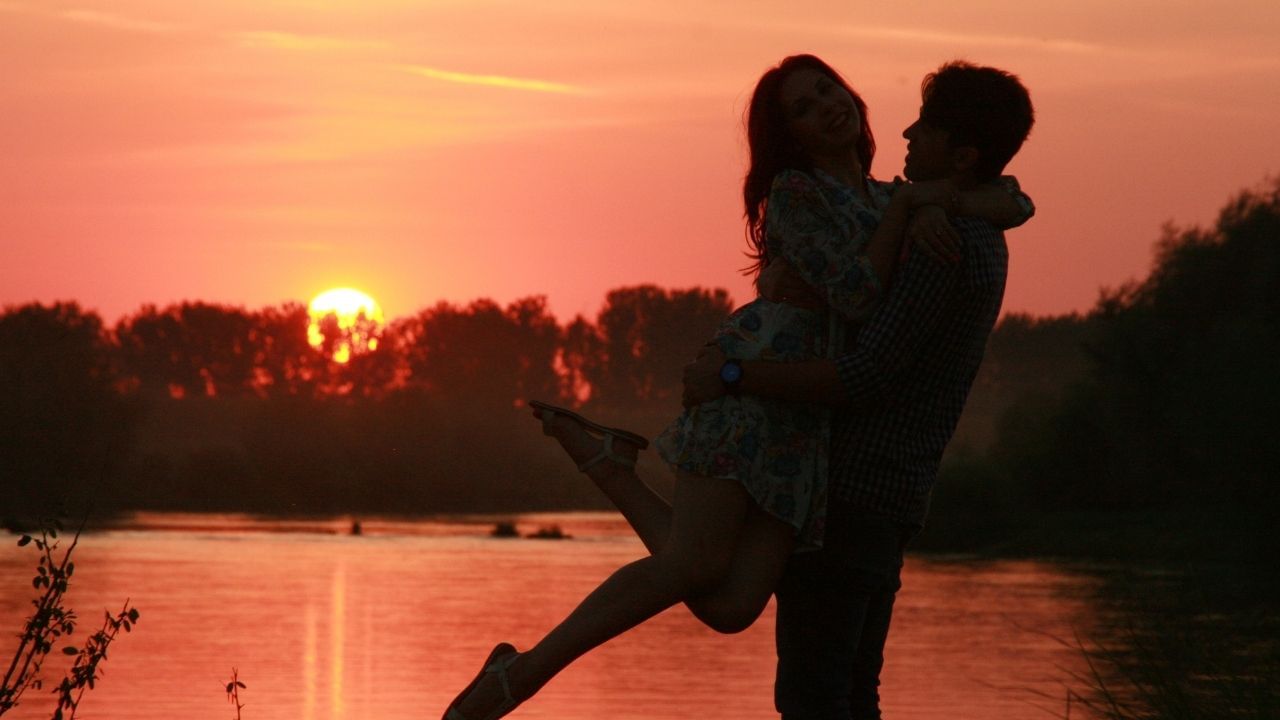 એડવોકેટનું કહેવું છે કે, જો તમારો પતિ તમારી સાથે છેતરપિંડી કરે છે અને તમે ઈમોશનલ પરિસ્થિતિમાં છો, તો તમે સારા વકીલનું સલાહ લઈ કોઈ પગલું લઈ શકો છો.