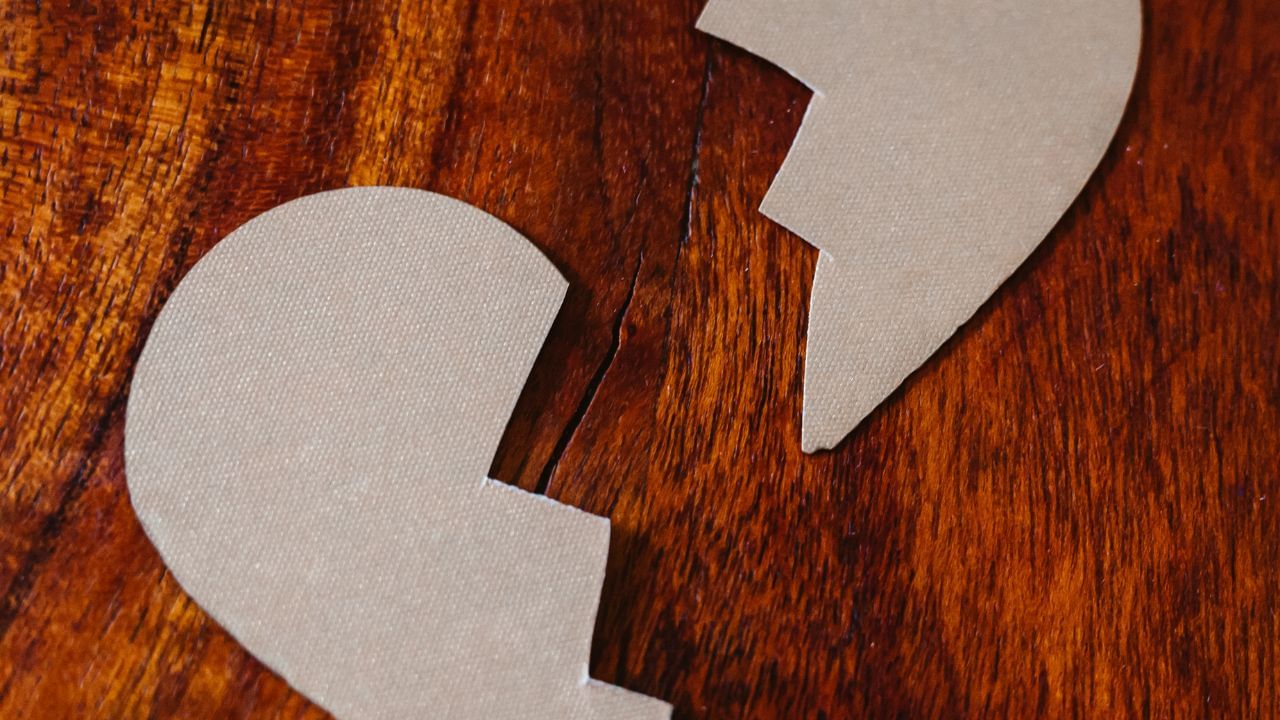 (Disclaimer: જો તમારી પાસે કોઈ ચોક્કસ કેસ હોય તો કાનૂની નિષ્ણાત (વકીલ) ની સલાહ લેવી સલાહભર્યું છે. અહીં આપેલી માહિતી ફક્ત કોર્ટના નિર્ણયો અને કલમોને આધારે આપવામાં આવી છે. તમારે કોઈ કેસ માટે જાણવું હોય તો યોગ્ય વકીલની સલાહ લઈ શકો છો.)(All Image Symbolic ,canva)