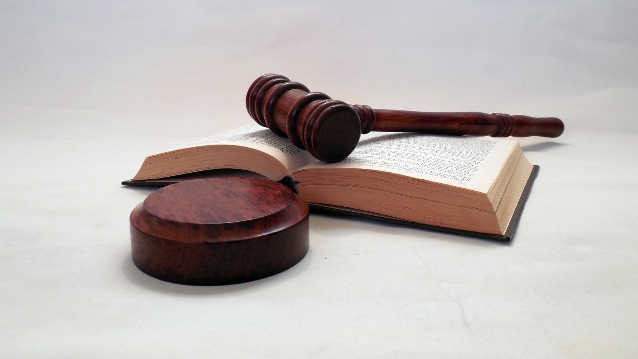 (Disclaimer: જો તમારી પાસે કોઈ ચોક્કસ કેસ હોય તો કાનૂની નિષ્ણાત (વકીલ) ની સલાહ લેવી સલાહભર્યું છે. અહીં આપેલી માહિતી ફક્ત કોર્ટના નિર્ણયો અને કલમોને આધારે આપવામાં આવી છે. તમારે કોઈ કેસ માટે જાણવું હોય તો યોગ્ય વકીલની સલાહ લઈ શકો છો.)(All Image Symbolic ,canva)