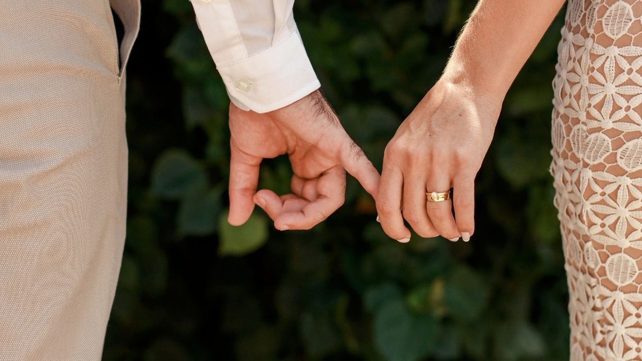 (Disclaimer: જો તમારી પાસે કોઈ ચોક્કસ કેસ હોય તો કાનૂની નિષ્ણાત (વકીલ) ની સલાહ લેવી સલાહભર્યું છે. અહીં આપેલી માહિતી ફક્ત કોર્ટના નિર્ણયો અને કલમોને આધારે આપવામાં આવી છે. તમારે કોઈ કેસ માટે જાણવું હોય તો યોગ્ય વકીલની સલાહ લઈ શકો છો.)(All Image Symbolic ,canva)