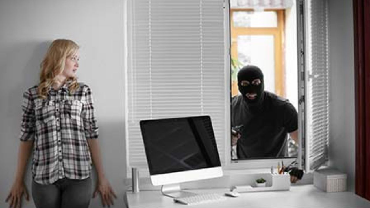 કાનૂની ઉપાયો: ભારતીય કાયદા હેઠળ ચોરી ભારતીય દંડ સંહિતા, 1860 ની કલમ 378 હેઠળ સજાપાત્ર ગુનો છે. ગુનેગારોની ઓળખ થઈ જાય અને તેઓ પકડાઈ જાય પછી તેમની સામે કાનૂની કાર્યવાહી કરવાનો તમને અધિકાર છે.
