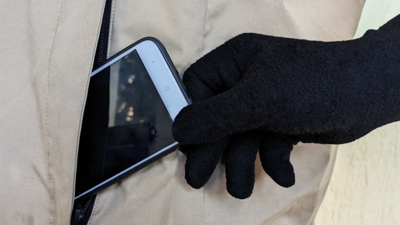 ફોન ચોરાઈ ગયા પછી તમારા કાનૂની અધિકારો શું છે?- ભારતમાં મોબાઇલ ફોન ચોરી અંગેનો સંબંધિત કાયદો ભારતીય દંડ સંહિતા, 1860 છે. IPC ની કલમ 379 મુજબ ચોરી એક ફોજદારી ગુનો છે અને કાયદા દ્વારા સજાપાત્ર છે.