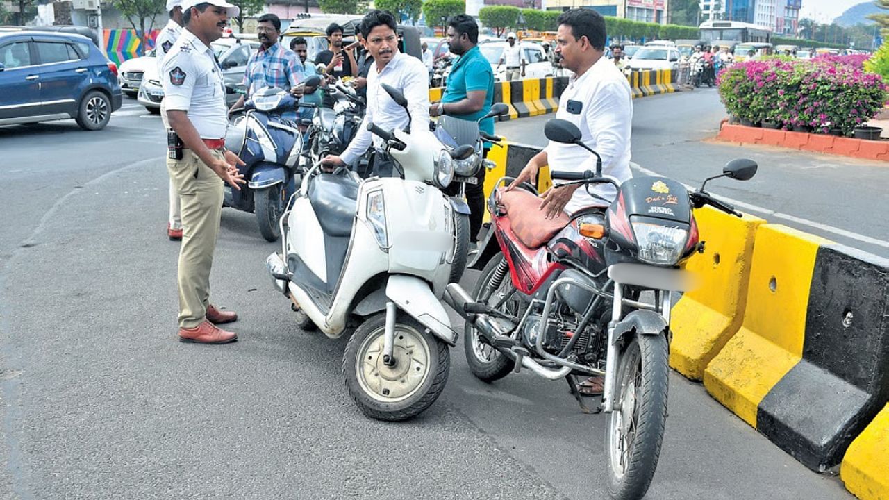 જો તમે હેલ્મેટ વગર પકડાઈ જાઓ તો તમારા કાનૂની અધિકારો શું છે?: ધ્યાનમાં રાખો કે જો તમે હેલ્મેટ વગર પકડાઈ જાઓ છો તો તમારા કાનૂની અધિકારો મર્યાદિત છે. કારણ કે તમે જાણી જોઈને કાયદા અને ટ્રાફિક નિયમોનું ઉલ્લંઘન કરતા પકડાઈ જાઓ છો. જો કે જો તમને લાગે કે તમને ખોટી રીતે દંડ કરવામાં આવ્યો છે અથવા તમારી પાસે માન્ય બચાવ છે, તો તમે નીચેની કાર્યવાહીનો વિચાર કરી શકો છો:
