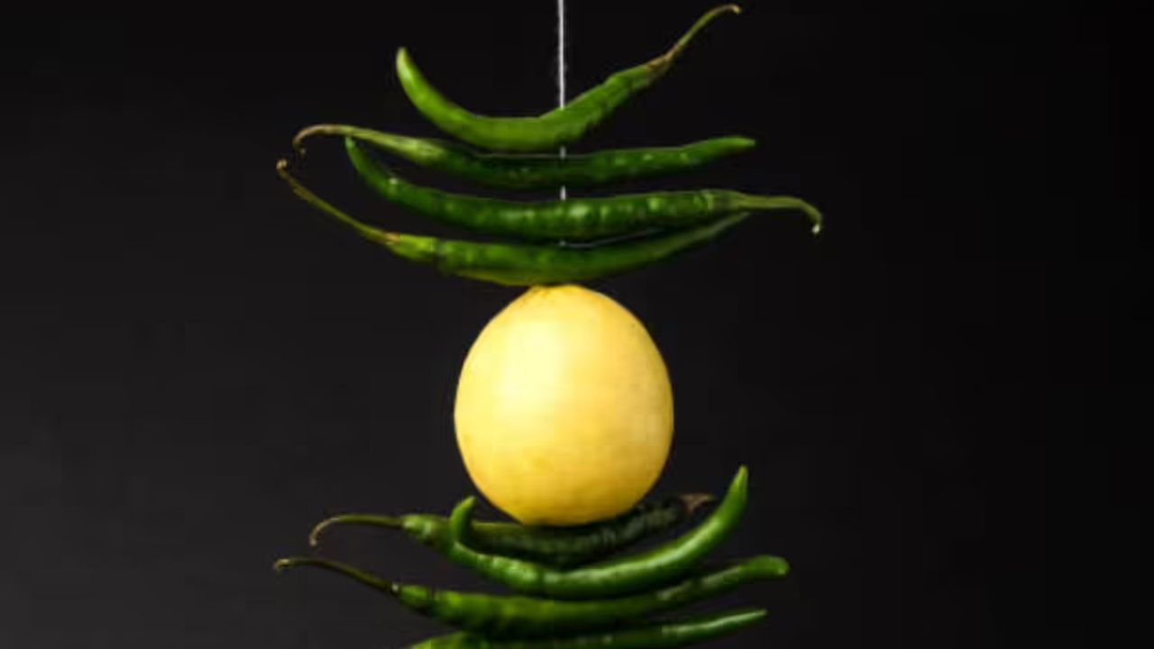 લીંબુનો રસ ખાટો હોય છે અને મરચા તીખા. આ બંનેની સંયુક્ત ઉર્જાથી નકારાત્મક શક્તિઓ દૂર રહે છે. જુના જમાનામાં જ્યારે વિજ્ઞાન એટલુ વિકસીત નહોંતુ ત્યારે લોકો આવી કુદરતી ચીજોથી ઘરને સુરક્ષિત રાખતા હતા.