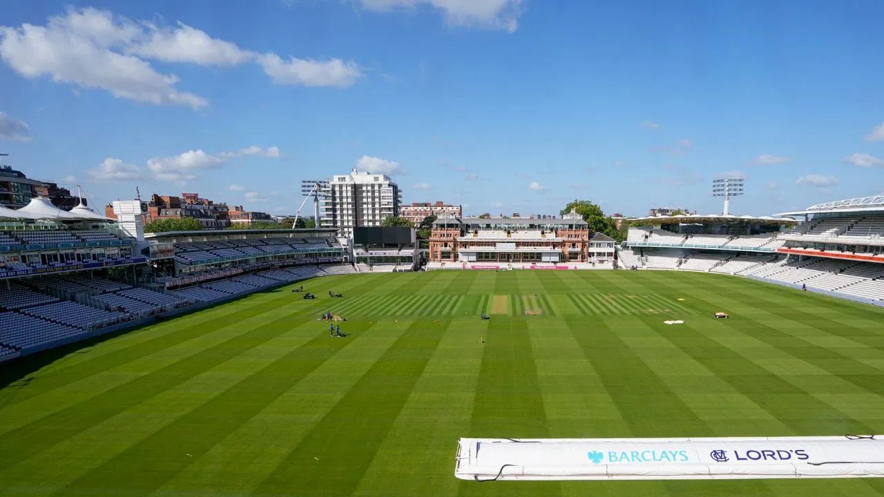 લોર્ડ્સ ક્રિકેટ ગ્રાઉન્ડની સ્થાપના 1814માં થોમસ લોર્ડ દ્વારા કરવામાં આવી હતી, જે તેમનું ત્રીજું ગ્રાઉન્ડ હતું. આ સ્ટેડિયમમાં પહેલી મેચ 22 જૂન 1814ના રોજ રમાઈ હતી. જ્યારે 1884માં ઈંગ્લેન્ડ અને ઓસ્ટ્રેલિયા વચ્ચે પહેલી આંતરરાષ્ટ્રીય મેચ રમાઈ હતી. ઈંગ્લેન્ડની ટીમે આ મેચ જીતી હતી.