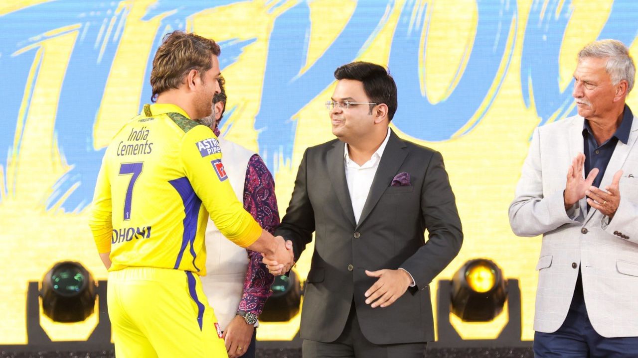 ટીમ ઈન્ડિયાના પૂર્વ દિગ્ગજ કેપ્ટન એમએસ ધોનીએ હાલમાં કેપ્ટન કૂલના ટ્રેડમાર્કને અપ્લાય કર્યું હતુ. પરંતુ હવે દિલ્હીના એક વકીલ દ્વારા તેમની અરજીને પડકારવામાં આવી છે. તે વકીલે દલીલો સાથે પોતાનો મુદ્દો રજૂ કર્યો છે.