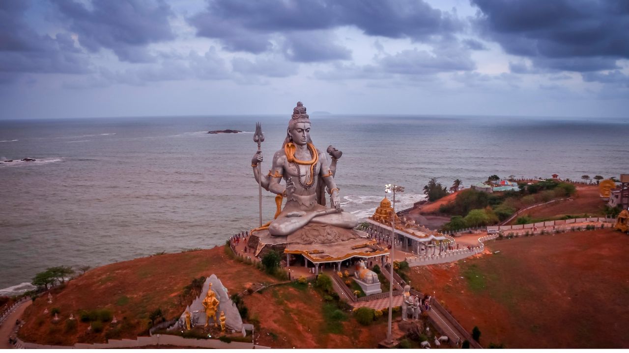 શ્રાવણ માસમાં સ્વપ્નમાં સાપ જોવો એ સામાન્ય રીતે ભગવાન શિવના આશીર્વાદ અને રક્ષણનો સંકેત હોય છે, જે આધ્યાત્મિક પ્રગતિ તરફ પણ દોરે છે. તેથી ડરવાને બદલે શ્રદ્ધા અને ભક્તિથી શિવજીની ઉપાસના ચાલુ રાખવી જોઈએ. ( નોંધ :ટીવી9 કોઈ પણ પ્રકારે અંધશ્રદ્ધાને પ્રોત્સાહન આપતુ નથી. આ અહેવાલ માત્ર ધાર્મિક માન્યતા અને લોકોમાં પ્રચલિત માન્યતા, રીત રિવાજને આધારે રજૂ કરવામાં આવેલ છે. ) (Credits: - Canva)