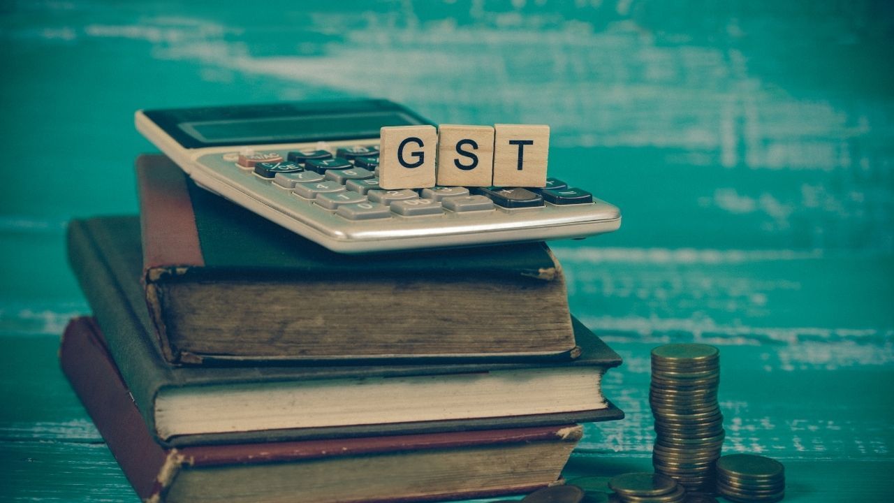 છેલ્લા કેટલાક સમયથી, ઉદ્યોગો GST માં ફેરફારની માંગ કરી રહ્યા છે. ઉદ્યોગપતિઓ કહે છે કે વર્તમાન સ્લેબ અને પ્રક્રિયાઓ જટિલ છે, જેના કારણે તેમને સમસ્યાઓ થાય છે. ઘણા સાંસદોએ સંસદમાં GST સંબંધિત સમસ્યાઓ પણ ઉઠાવી છે અને કહ્યું છે કે આનો ઉકેલ લાવવાની જરૂર છે.