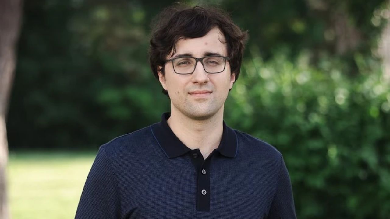 એલેક્ઝાન્ડર કોલેસ્નિકોવ - ડીપ લર્નિંગ એક્સપર્ટ :આ ઉપરાંત, મેટાએ કરોડોના પગાર પર ડીપ લર્નિંગના નિષ્ણાત એલેક્ઝાન્ડર કોલેસ્નિકોવને પણ રાખ્યા છે. એલેક્ઝાંડરે લોમોનોસોવ મોસ્કો સ્ટેટ યુનિવર્સિટીમાં ગણિતનો અભ્યાસ કર્યો છે. તેમણે IST ઑસ્ટ્રિયામાં મશીન લર્નિંગ અને કમ્પ્યુટર વિઝનમાં સંશોધન કર્યું છે. એલેક્ઝાંડરે તેની કારકિર્દીની શરૂઆતમાં કમ્પ્યુટર વિઝનમાં પ્રકાશન શરૂ કર્યું, જેમાં વિઝ્યુઅલ રિપ્રેઝન્ટેશન લર્નિંગનું વર્ણન કરવામાં આવ્યું. એલેક્ઝાંડરે ગૂગલ બ્રેઇન અને પછી ડીપમાઇન્ડમાં કામ કર્યું છે. એલેક્ઝાંડરને કમ્પ્યુટર વિઝન, વિઝ્યુઅલ ટ્રાન્સફોર્મર્સ અને સ્કેલેબલ ડીપ લર્નિંગ મોડેલ્સ પર મજબૂત પકડ છે.