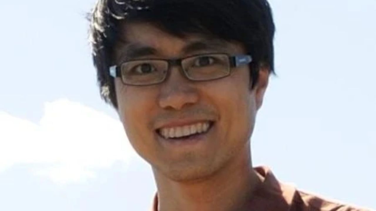 રુમિંગ પેંગ - એપલ AI મોડેલ લીડ : રૂમિંગ પેંગ, જેમણે એપલના AI મોડેલનું નેતૃત્વ કર્યું છે, તે હવે મેટામાં કામ કરી રહ્યા છે. તેમણે ચીન અને યુએસની ટોચની યુનિવર્સિટીઓમાંથી કમ્પ્યુટર સાયન્સનો અભ્યાસ કર્યો છે. તેમનું મુખ્ય ધ્યાન મોટા પાયે મશીન લર્નિંગ, નેચરલ લેંગ્વેજ પ્રોસેસિંગ (NLP) અને સ્ટેટિસ્ટિકલ મોડેલિંગ પર રહ્યું છે. તેમણે ગૂગલમાં તેમની કારકિર્દીની શરૂઆત કરી હતી, જ્યાં તેમણે સર્ચ અને લેંગ્વેજ ટેકનોલોજી પર કામ કર્યું હતું. ત્યારબાદ તેઓ એપલમાં ફાઉન્ડેશન મોડેલ્સના વડા બન્યા અને સિરી અને એપલ ઇન્ટેલિજન્સ જેવી મુખ્ય ટેકનોલોજીઓ વિકસાવનાર AI ટીમોનું નેતૃત્વ કર્યું. જુલાઈ 2025 માં, તેમને કરોડો ડોલરના પેકેજ પર મેટાના સુપરિન્ટેલિજન્સ વિભાગમાં નિયુક્ત કરવામાં આવ્યા હતા. તેઓ મોટા પાયે ઉપયોગ માટે તેમના AI મોડેલ્સ તૈયાર કરવા અને સંશોધનને ઉત્પાદનોમાં રૂપાંતરિત કરવા માટે જાણીતા છે. રુમિંગ પેંગ ભાષા મોડેલો, મોડેલ તાલીમ પાઇપલાઇનો અને વ્યવહારુ AI ની ઊંડી સમજ ધરાવે છે. લાખો લોકો દ્વારા ઉપયોગમાં લેવાતા ફાઉન્ડેશન મોડેલો બનાવવા અને લોન્ચ કરવાનો અનુભવ ધરાવે છે. આ ઉપરાંત, તેમણે મોટી AI ટીમો અને મહત્વપૂર્ણ તકનીકી ઉત્પાદનોના વિકાસનું સફળતાપૂર્વક નેતૃત્વ પણ કર્યું છે.