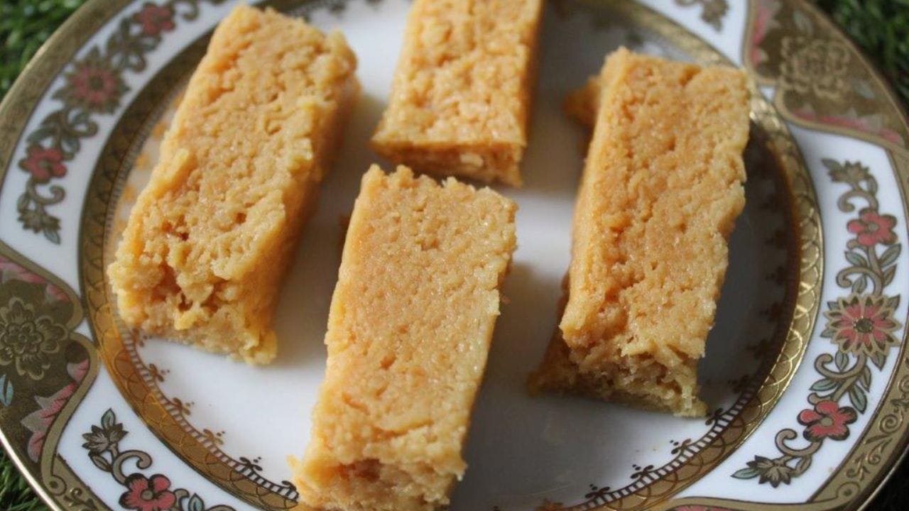 જો તમે પણ તમારા ભાઈ માટે કંઈક સારી મીઠાઈ બનાવવા માંગો છો, તો આ રક્ષાબંધન પર તમે દૂધની કેક બનાવી શકો છો અને તમારા ભાઈને ખવડાવી શકો છો. આનાથી તમારા ભાઈ ખુશ થશે. ચાલો જાણીએ મિલ્ક કેક બનાવવાની સરળ રેસીપી વિશે.