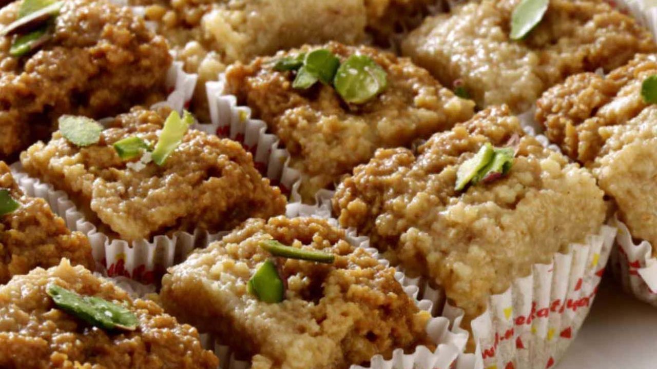 મિલ્ક કેક બનાવવા માટે, તમારે 2 લિટર દૂધ, એક ચપટી લીંબુનો રસ, 2 ચમચી દહીં, 200 ગ્રામ ખાંડ અને 50 ગ્રામ ઘી જેવી કેટલીક સામગ્રીની જરૂર પડશે. આ બધી સામગ્રીનો ઉપયોગ કરીને તમે તેને ઘરે સરળતાથી બનાવી શકો છો.