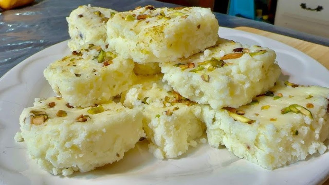 મિલ્ક કેક બનાવવા માટે, તમારે ભારે તળિયાવાળું તપેલું લેવું પડશે. તેમાં બધું દૂધ રેડો અને મધ્યમ તાપ પર ઉકાળો. જ્યારે દૂધ સારી રીતે ઉકળે, ત્યારે ગેસ ધીમો કરો અને દૂધને સતત હલાવતા રહો. જ્યારે આ દૂધ અડધું થઈ જાય, ત્યારે તવાની ધાર પર બનેલી ક્રીમને એક બાજુ લઈ જાઓ, હવે આ દૂધમાં થોડો લીંબુનો રસ નાખો અને પછી દહીં ઉમેરો અને બધું સારી રીતે મિક્સ કરો.