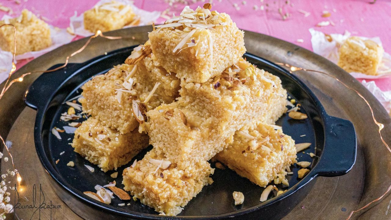 હવે આ દૂધને સારી રીતે ઉકાળો. જ્યારે દૂધ દહીં થઈ જાય અને છેના બની જાય, ત્યારે છેનાને મલમલના કપડામાં ગાળી લો અને ઠંડા પાણીથી ધોઈ લો. હવે ચેન્નાને કપડાથી ચુસ્ત રીતે પેક કરો અને તેને ભારે વસ્તુથી દબાવો.