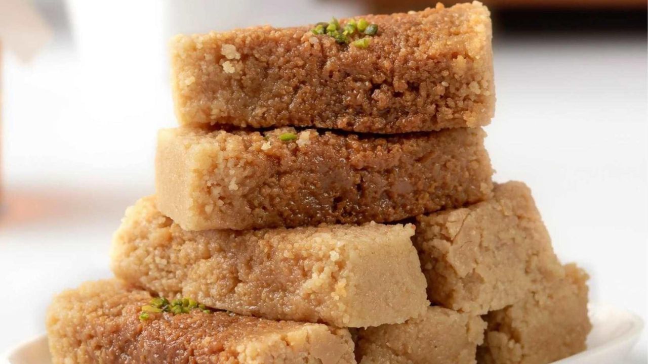 આ પછી, એક પેન લો અને તેમાં ઘી ગરમ કરો. ઘી ગરમ થાય એટલે તેમાં છેના ઉમેરો અને તેને મધ્યમ તાપ પર 10 થી 15 મિનિટ સુધી શેકો. જ્યાં સુધી તમારું મિશ્રણ ઘટ્ટ અને સુંવાળું ન થાય ત્યાં સુધી તેને તળતા રહો.