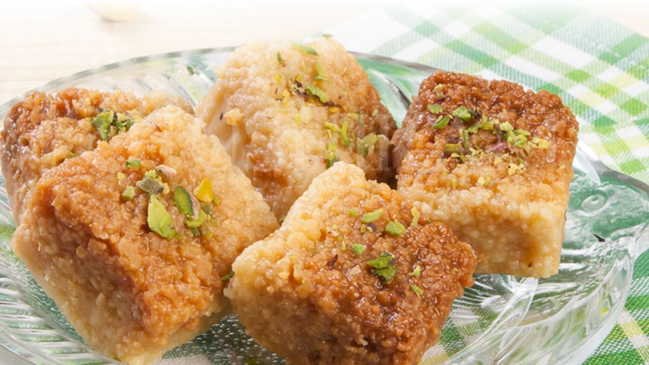 હવે તેમાં ખાંડ ઉમેરો અને તેને સારી રીતે મિક્સ કરો. ખાંડ ઓગળી જાય અને મિશ્રણ ઘટ્ટ થાય ત્યાં સુધી તેને ગેસ પર રાખો. હવે એક ટ્રે લો, તેના પર થોડું ઘી લગાવો, પછી આ મિશ્રણને ટ્રે પર રેડો અને તેને સારી રીતે ફેલાવો. હવે તમે તેને ઇચ્છિત આકારમાં કાપી શકો છો અને પછી આ ટ્રેને થોડા સમય માટે ફ્રિજમાં રાખી શકો છો.