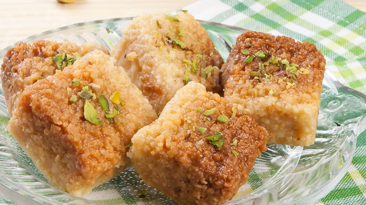 હવે તમારી મિલ્ક કેક તૈયાર છે. તમે તેને એક કે બે અઠવાડિયા સુધી ચલાવી શકો છો. જો તમે તમારા મિલ્ક કેકને વધુ સ્વાદિષ્ટ બનાવવા માંગતા હો, તો તમે તમારી પસંદગી મુજબ એલચી પાવડર, કેસર અથવા પિસ્તા પાવડર ઉમેરી શકો છો. આ સરળ રેસીપીની મદદથી, તમે તેને ઘરે બનાવી શકો છો અને તમારા ભાઈને ખુશ કરી શકો છો અને આ રક્ષાબંધન તહેવારને યાદગાર બનાવી શકો છો.