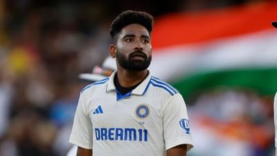 ટીમ ઈન્ડિયાના ફાસ્ટ બોલર મોહમ્મદ સિરાજે ઈંગ્લેન્ડ સામે રમાઈ રહેલી 5 ટેસ્ટ મેચની શ્રેણીમાં અત્યાર સુધી સૌથી વધુ વિકેટ લીધી છે, તે માન્ચેસ્ટરમાં રમાનારી ચોથી મેચમાં પ્લેઈંગ ઈલેવનમાંથી બહાર થઈ શકે છે. ટીમ કોચે આ સંકેત આપ્યો છે. તેમણે સિરાજ પર નિવેદન આપીને બધાને આશ્ચર્યચકિત કરી દીધા છે. 