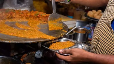 ચોમાસા દરમિયાન સ્ટ્રીટ ફૂડ ખાવાનું ટાળવું જોઈએ. ઘણી વખત સ્ટ્રીટ ફુડ બનાવતા વિક્રેતાઓ હાઈજીનનું ધ્યાન નથી રાખતા તેથી બીમારીઓનું જોખમ વધી શકે છે. 