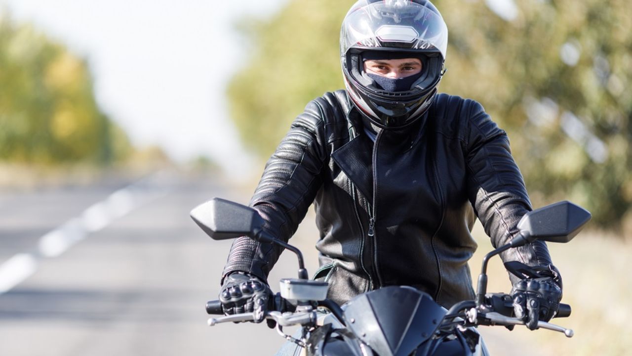 અપીલ દાખલ કરો: જો તમને લાગે કે તમને ખોટી રીતે દંડ ફટકારવામાં આવ્યો છે તો તમે યોગ્ય અપીલ અધિકારી પાસે અપીલ દાખલ કરવાનું વિચારી શકો છો. આમાં સામાન્ય રીતે લાદવામાં આવેલા દંડને પડકારવા માટે સહાયક ડોક્યુમેન્ટ્સ સાથે રિટનમાં રિક્વેસ્ટ સબમિટ કરવી પડે છે.
