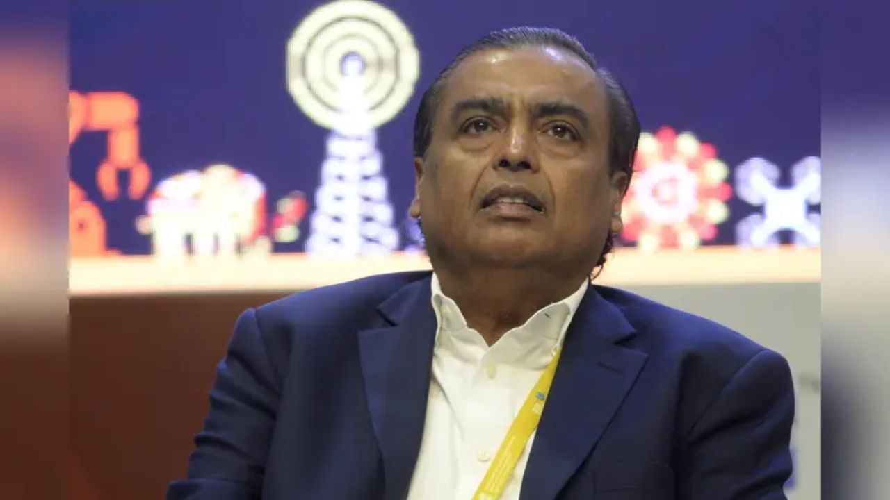 જોકે, મોર્ગન સ્ટેનલીએ એમ પણ કહ્યું કે હાલમાં રોકાણકારો રિલાયન્સના AI રોકાણો પર વધુ ધ્યાન કેન્દ્રિત કરી રહ્યા નથી, કારણ કે કમાણી પર તેની અસર વિશે કોઈ સંપૂર્ણ સ્પષ્ટતા નથી. પરંતુ વૈશ્વિક સ્તરે, અન્ય ઊર્જા અને પાવર કંપનીઓને AI થીમના આધારે પહેલાથી જ ફરીથી રેટિંગ આપવામાં આવ્યું છે, ભલે તેની અસર તેમની કમાણીમાં હજુ સુધી દેખાતી ન હોય. રિલાયન્સ માટે આ થીમ પર રોકડ કરવાની પણ આ એક તક છે.
