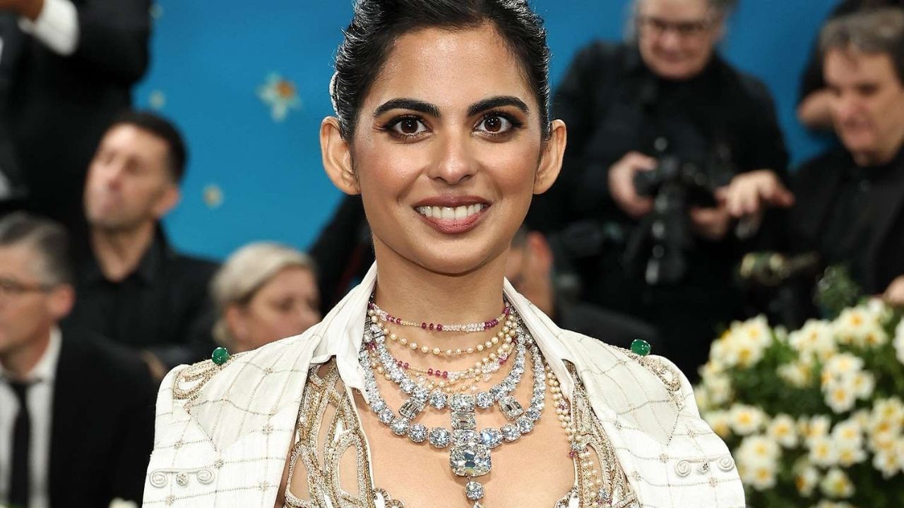 ઈશા અંબાણી: ઈશા અંબાણી, મુકેશ અને નીતા અંબાણીની પુત્રી છે. તેઓ રિલાયન્સ રિટેલ અને જિયો પ્લેટફોર્મ્સમાં મુખ્ય ભૂમિકા ભજવે છે. તેમની અંદાજિત વ્યક્તિગત નેટવર્થ ₹1,000 કરોડથી ₹1,400 કરોડ સુધી છે. ઈશા અંબાણી ખાસ કરીને ફેશન, રિટેલ અને ઈ-કોમર્સ ક્ષેત્રે સફળતા મેળવી રહી છે.