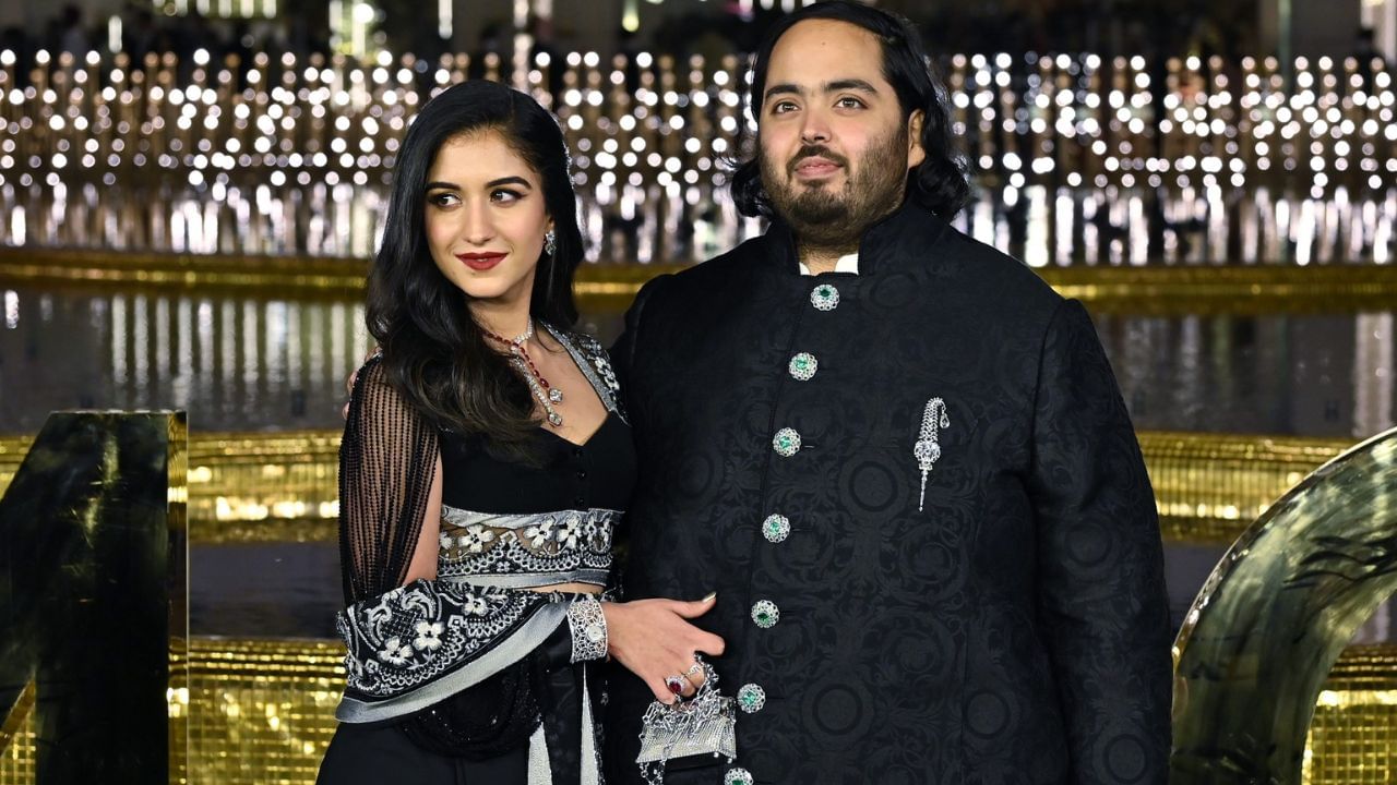 અનંત અંબાણી: અનંત અંબાણી રિલાયન્સ ના નવું ઊર્જા અને પેટ્રોકેમિકલ વિભાગમાં કામ કરે છે. તેમની નેટવર્થ હાલમાં આશરે ₹800 કરોડથી ₹1,100 કરોડ ની આસપાસ હોવાનો અંદાજ છે. તેઓ હજી પણ ટ્રેનીંગ અને બિઝનેસ વિસ્તરણના પ્રારંભિક તબક્કામાં છે.