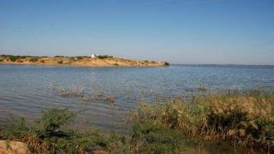 "નારાયણ" હિંદુ ધર્મમાં ભગવાન વિષ્ણુનું એક નામ. "સરોવર" પાણીનું મોટું કુંડ અથવા તળાવ.પુરાણોમાં વર્ણવાય છે કે એક સમય એવો આવ્યો જ્યારે આ વિસ્તારમાં ભયંકર દુષ્કાળ ફેલાયો હતો. ત્યારે ઋષિઓએ ભગવાન વિષ્ણુની આરાધના કરી. તેમની ભક્તિથી પ્રસન્ન થઈને વિષ્ણુ અહીં પ્રગટ થયા અને પોતાના પવિત્ર અંગૂઠાથી ધરતીને સ્પર્શ કર્યો.આ સ્પર્શથી અહીં એક સરોવર સર્જાયું, જેના જળથી પ્રજાનો દુઃખ અને તરસ બંને દૂર થયા. (Credits: - Wikipedia)