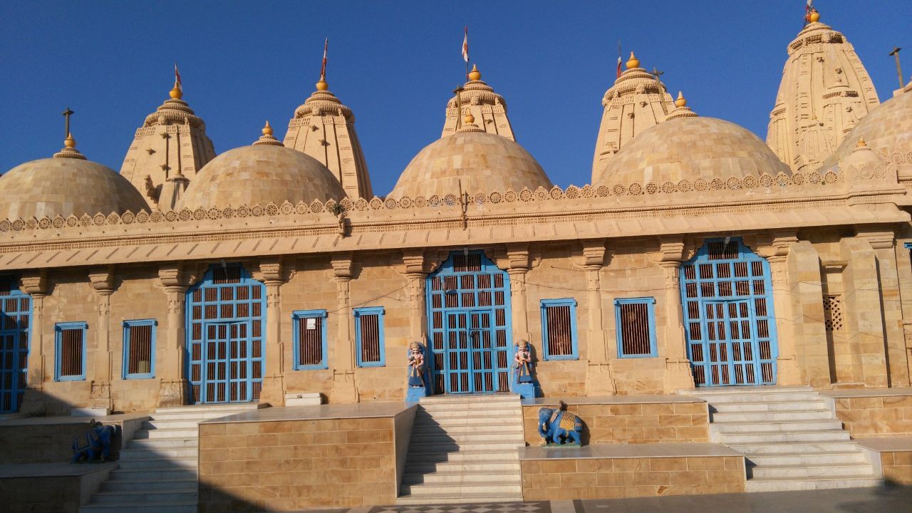 16મી સદી દરમિયાન મહાન આચાર્ય શ્રી વલ્લભાચાર્યજી આ પવિત્ર સ્થાને પધાર્યા હતા. રામાયણ અને શિવપુરાણ જેવા પ્રાચીન ગ્રંથોમાં પણ આ સ્થળનો ઉલ્લેખ જોવા મળે છે. અહીં આવેલ શિલાલેખ અનુસાર, આ મંદિરનું નિર્માણ આશરે બે સદી પહેલાં, વિક્રમ સંવત 1877માં કરવામાં આવ્યું હતું. આજ સુધી યાત્રાળુઓ અને પ્રવાસીઓ અહીં સતત આવનજાવન કરતા રહે છે. શ્રી સ્વામિનારાયણ સંપ્રદાયના અનુયાયીઓ, ભલે તેઓ ચાર ધામ, બે ધામ અથવા પંચતીર્થ યાત્રા પર હોય, તેઓ અવશ્ય અહીં દર્શનાર્થે આવે છે. (Credits: - Wikipedia)