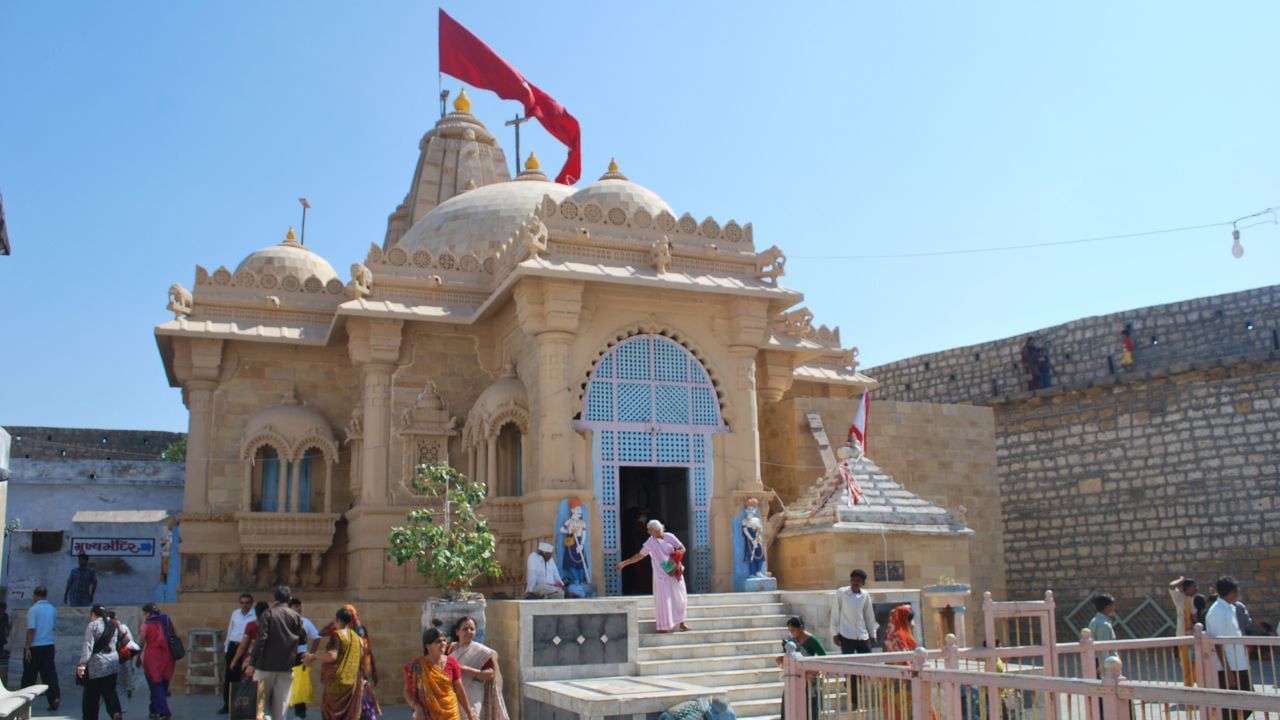 કારતક માસ, ચૈત્ર માસ અને ખાસ કરીને શ્રાવણ મહિનામાં અહીં વિશાળ મેળો ભરાય છે.નારાયણ સરોવરનાં પવિત્ર જળમાં સ્નાન કરવાથી પાપનો નાશ થાય છે અને મોક્ષ પ્રાપ્ત થાય છે એવી માન્યતા છે. અહીંથી થોડે અંતરે કોટેશ્વર મહાદેવનું પ્રસિદ્ધ મંદિર આવેલું છે, જે કચ્છના સૌથી પશ્ચિમી તીર્થમાં ગણાય છે. ( આ માહિતી વિવિધ ઐતિહાસિક તથ્યો અને સંશોધનો પર આધારિત છે. વિગતવાર માહિતી માટે, ઇતિહાસના પ્રમાણભૂત ગ્રંથો અને સંશોધનોનો અભ્યાસ કરવો ઉચિત રહેશે.) (Credits: - Wikipedia)
