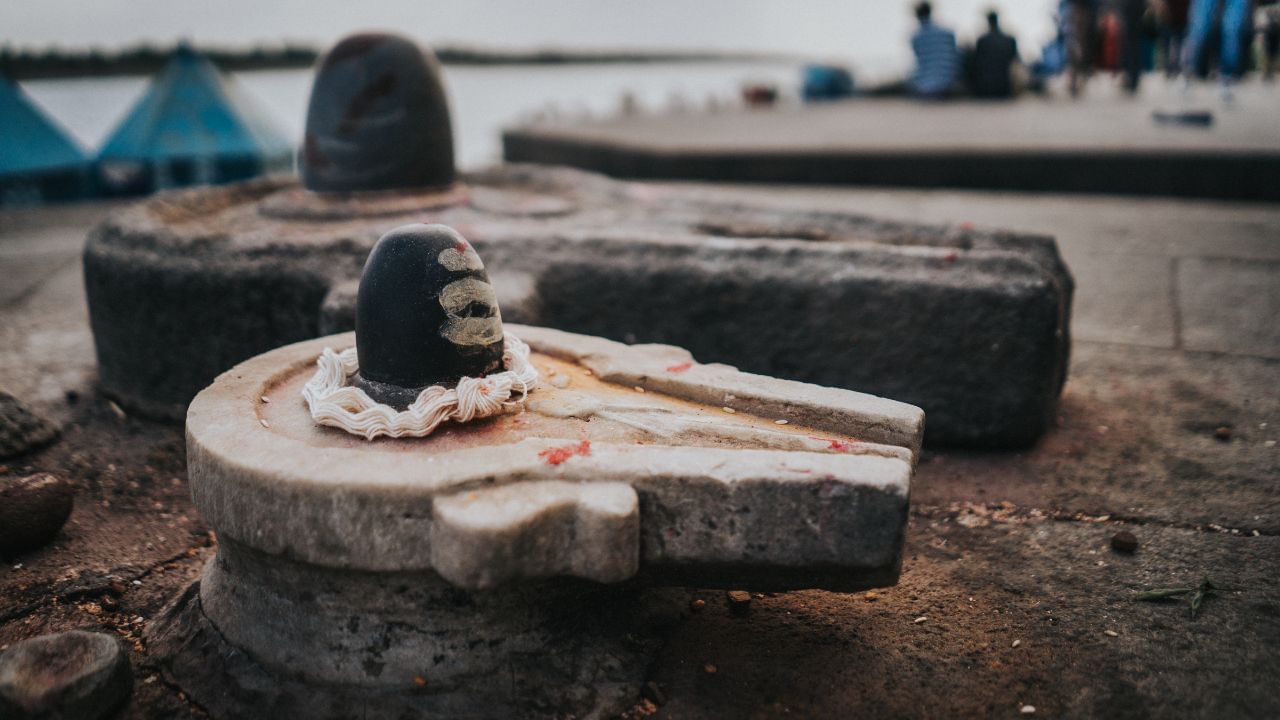 પ્રાચીન સમયમાં નર્મદા નદીએ બ્રહ્માજીની કઠોર તપસ્યા કરી અને ગંગાજી જેવી પવિત્રતા માગી. બ્રહ્માજીએ કહ્યું કે જેમ ભગવાન શિવ, વિષ્ણુ અને પાર્વતીની સમતા કોઈ કરી શકે નહીં, તેમ ગંગાની પણ નહીં. નર્મદા રોષે ભરાઈને કાશી ગયા અને ત્યાં શિવની આરાધના શરૂ કરી. ( Credits: Getty Images )