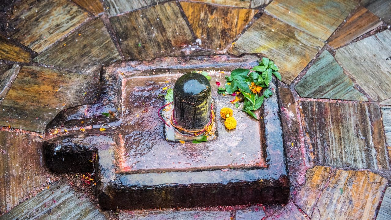 બાણલિંગ એટલે નર્મદા નદીમાં મળતા કુદરતી શિવલિંગ જેવો આકાર ધરાવતાં ગોળ પથ્થરો. "સ્કંદ પુરાણ" અને "શિવપુરાણ" જેવા ગ્રંથોમાં ઉલ્લેખ છે કે નર્મદા નદીમાંથી મળેલ પથ્થર ભગવાન શિવના સ્વરૂપ તરીકે પુજનીય છે.બાણલિંગ શિવજીના સ્વયંભૂ સ્વરૂપ તરીકે માનવામાં આવે છે. ( Credits: Getty Images )