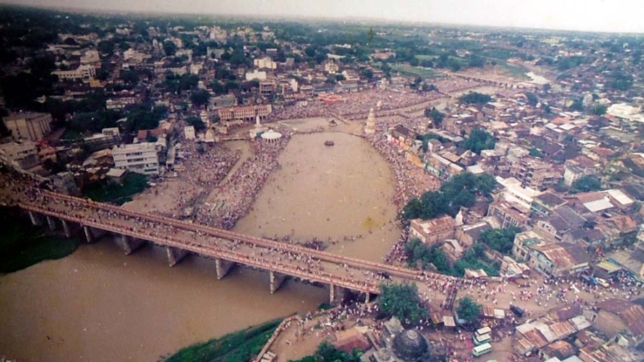 ગોદાવરી નદી નાસિક અને પંચવટી વિસ્તારમાંથી પસાર થાય છે અને અહીં તે નવ ટેકરીઓ વચ્ચે વહે છે. સંસ્કૃતમાં 'શિખા'નો અર્થ ટેકરી થતો હોઈ, એવું માનવામાં આવે છે કે 'નવ શિખા' પરથી શહેરનું નામ સમય જતા 'નાસિક' થયું. પ્રાચીન કાળથી, નાસિક શહેર અને આસપાસનો વિસ્તાર વિવિધ નામોથી ઓળખાયો છે જેમ કે જનસ્થાન, ત્રિકૂટ, ગુલશનાબાદ અને નાસિક. પ્રાચીન સમયમાં નાસિક ધાર્મિક મહત્વ ધરાવતું સ્થાન માનવામાં આવતું હતું. (Credits: - Wikipedia)