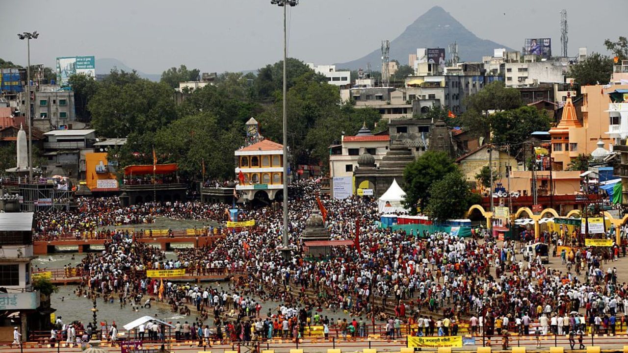 નાસિકને આંબેડકર ચળવળના મહત્વના કેન્દ્ર તરીકે ઓળખવામાં આવે છે. આ ધરતી પર દાદાસાહેબ ગાયકવાડ જેવા મહાન સમાજ સુધાકરનો જન્મ થયો હતો. ભારતમાં યોજાતા ચાર મહાકુંભ મેળાઓ પૈકી સિંહસ્થ કુંભ મેળાનું આયોજન નાસિકમાં થાય છે,જે દર 12 વર્ષે અહીં વિશાળ પવિત્ર તીર્થમેળા તરીકે ઉજવાય છે. ( Credits: Getty Images )