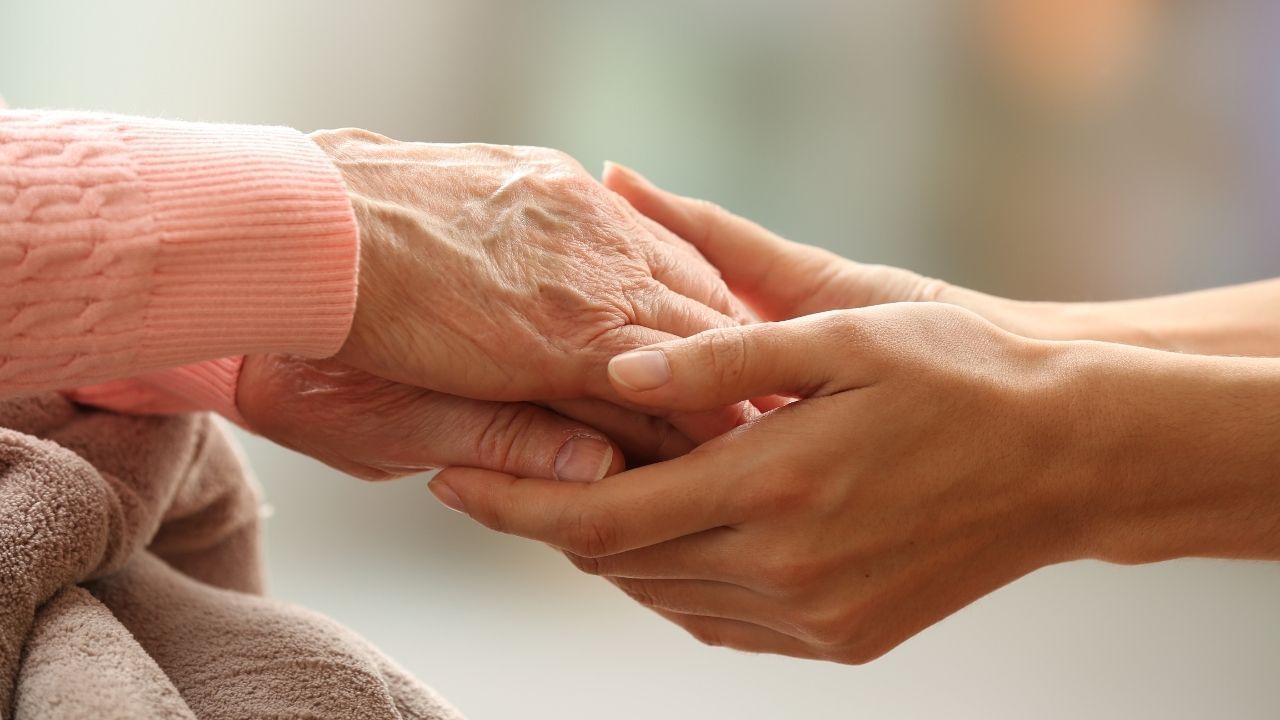 આ બાદ ઉંમર વર્ષ 45 જે આ એક એવો વળાંક છે જ્યાં શરીર અને મન બંને ધીરે ધીરે તકલીફો તરફ આગળ વધે છે. પાચન, ઊર્જા અને શારીરિક સક્રિયતામાં ઘટાડો જોવા મળે છે. અહીં જો યોગ્ય ખોરાક, વ્યાયામ અને મનોબળથી યુવાની ટકી રાખવામાં આવે, તો વૃદ્ધાવસ્થાના પડઘા દૂર રાખી શકાય છે.