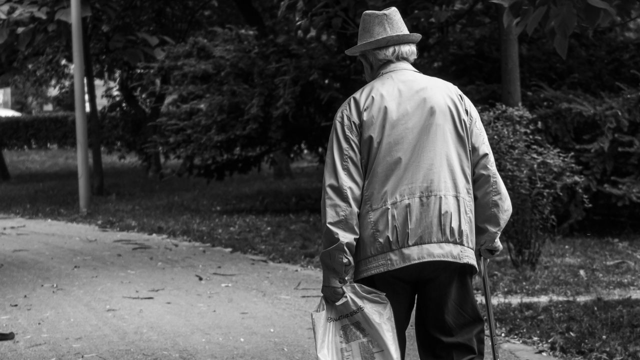 ઉંમર 60 વર્ષ જ્યારે આ વયને સંપૂર્ણ વૃદ્ધાવસ્થાનું દ્વાર માનવામાં આવે છે. દુનિયાભરમાં આ ઉંમરે નિવૃત્તિ થાય છે, જવાબદારીઓ ઓછી થાય છે અને સ્વતંત્ર જીવનની શરૂઆત થાય છે. છતાંય, જો વ્યક્તિએ અહીં સુધી પોતાની તંદુરસ્તી જાળવી રાખી હોય – તો 60 પછીનું જીવન પણ એજશ યુવાન રીતે જીવી શકાય છે.