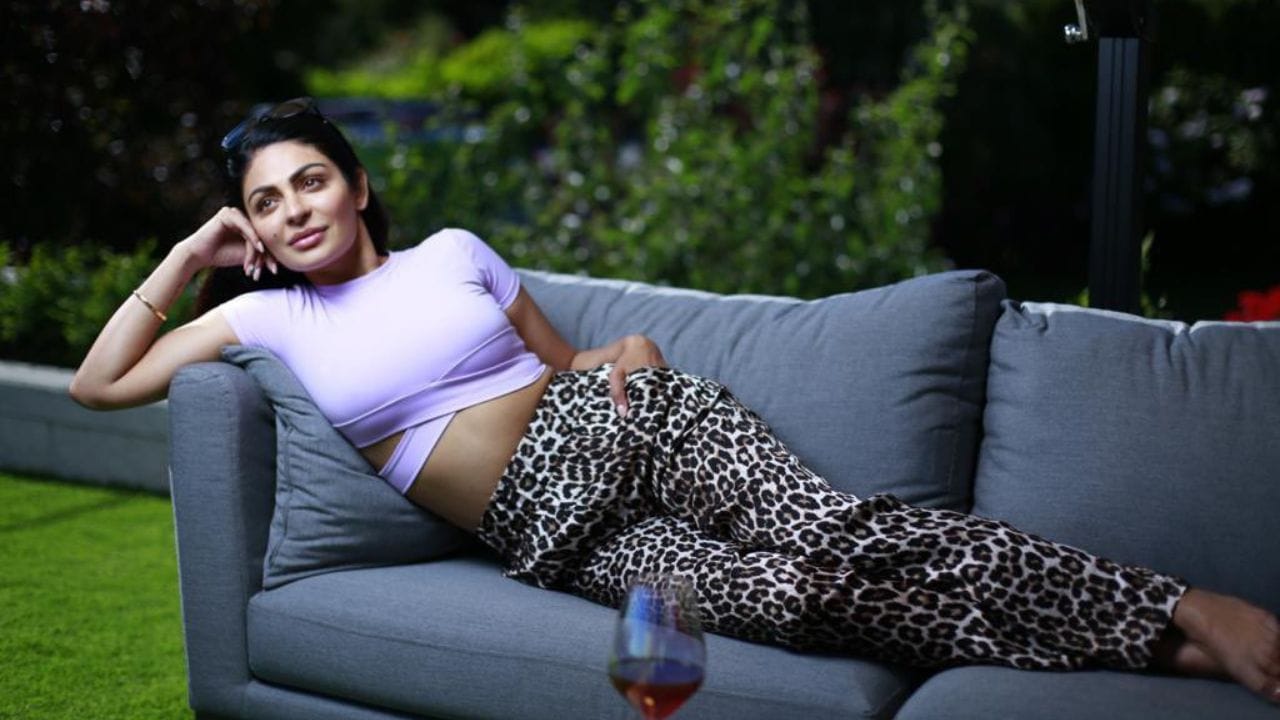 અજય દેવગનની નવી ફિલ્મ 'સન ઓફ સરદાર 2'નું ઓફિશિયલ ટીઝર રિલીઝ થઈ ગયું છે જેમાં સમગ્ર કાસ્ટની ઝલક બતાવવામાં આવી છે. ફિલ્મમાં ઘણા નવા કલાકારોની પણ એન્ટ્રી થઈ છે. આ ફિલ્મમાં નીરુ બાજવા અને શરત સક્સેના જેવા કલાકારો સહાયક ભૂમિકાઓ ભજવશે.