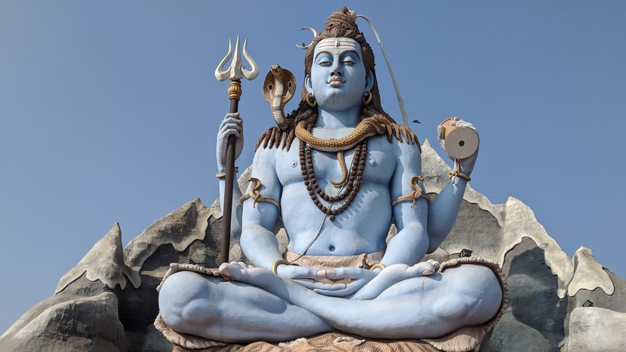 કયા ઉપાયો કરવા જોઈએ?: જ્યારે કોઈ દીકરી શ્રાવણમાં પોતાના પિયર ઘરે આવે છે, ત્યારે તેણે કેટલાક ખાસ ઉપાયો કરવા જોઈએ - જેમ કે શિવલિંગ પર પાણી અને દૂધ ચઢાવવું, ઉપવાસ કરવા અને ઘરમાં શાંતિ અને સુખ માટે પ્રાર્થના કરવી. આનાથી તેના જીવનમાં આવતા અવરોધો દૂર થાય છે, પરંતુ તેના મામાના ઘરનું સૌભાગ્ય પણ વધે છે.
