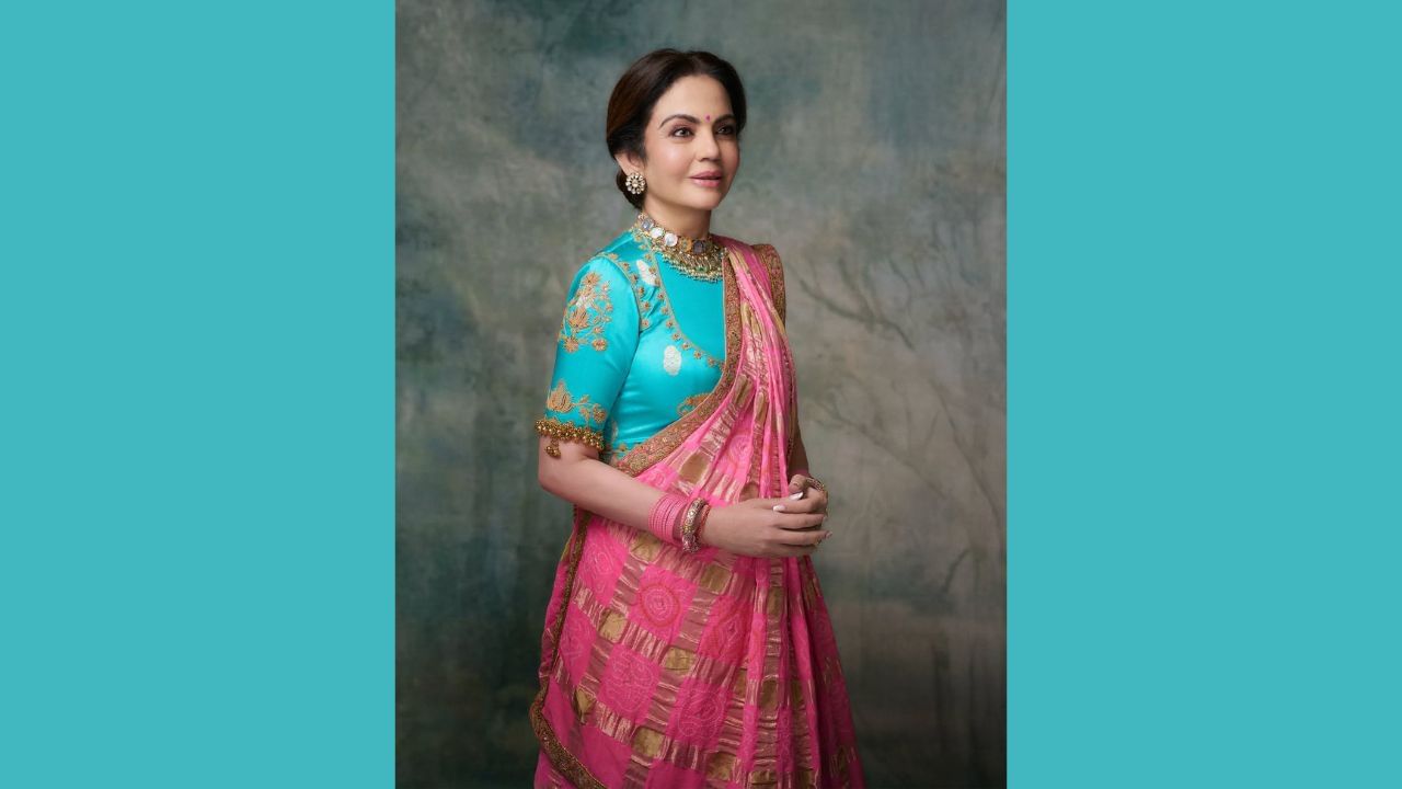 ઘરચોલા સાડીની વિશેષતા: ઘરચોલા સાડી તેની સુંદર ડિઝાઇન માટે જાણીતી છે. તે ગુજરાતમાં ખાસ કરીને જામનગર અને રાજકોટમાં ખૂબ જ પ્રખ્યાત છે. તે સામાન્ય રીતે રેશમ અથવા સુતરાઉ રેશમના મિશ્રણમાંથી બનાવવામાં આવે છે. આ સાડીઓ પર બારીક ઝરીનું કામ કરવામાં આવે છે.