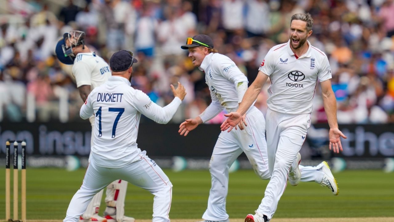 ફાસ્ટ બોલર અર્શદીપ સિંહ અને આકાશ દીપની ઈજાએ મેચ પહેલા કોચ ગૌતમ ગંભીરને મુશ્કેલીમાં નાંખ્યા છે. હવે યુવા ઓલરાઉન્ડર નીતિશ કુમાર રેડ્ડીનું નામ પણ આ લિસ્ટમાં સામેલ છે. રિપોર્ટ મુજબ રેડ્ડી ઈજાના કારણે સીરિઝની બાકી રહેલી મેચમાંથી બહાર થયો છે. ટીમ ઈન્ડિયાને આ ઝટકો માન્ચેસ્ટર ટેસ્ટના 72 કલાક પહેલા લાગ્યો છે.