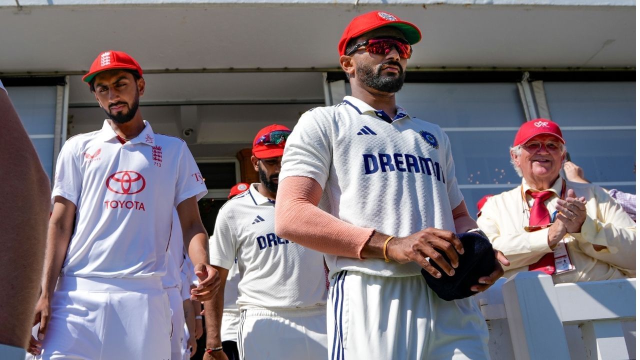 માનચેસ્ટરમાં ભારત અને ઈંગ્લેન્ડ વચ્ચે ટેસ્ટ સીરિઝની ચોથી મેચ 23 જુલાઈથી શરુ થવાની હતી. આ માટે ટીમ ઈન્ડિયા સતત પ્રેક્ટિસ કરી રહી છે. પરંતુ આ ટ્રેનિંગમાં રેડ્ડીને ઈજા થઈ છે. મીડિયા રિપોર્ટ મુજબ મેચના 3 દિવસ પહેલા રવિવારે 20 જુલાઈના રોજ જિમમાં ટ્રેનિંગ દરમિયાન 22 વર્ષના રેડ્ડીને ઘુંટણમાં ઈજા થઈ છે. ત્યારબાદ તેનું સ્કેન કરવામાં આવ્યું હતુ. જેને લઈ રેડ્ડીની આ સીરિઝની સફર પૂર્ણ થઈ ગઈ છે.