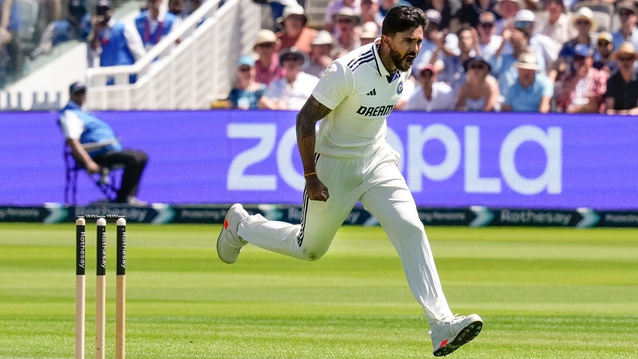  આકાશ દીપ બીજી અને ત્રીજી ટેસ્ટમાં ભાગ લીધો હતો, જ્યારે અર્શદીપ હજુ સુધી ડેબ્યૂ કરી શક્યો નથી. તે છેલ્લી ટેસ્ટમાંથી પણ બહાર થવાની શક્યતા છે. આ કારણે સિલેક્ટરોએ યુવા ફાસ્ટ બોલર અંશુલ કંબોજને ટીમમાં સામેલ કર્યો છે. જ્યાં સુધી રેડ્ડીના સ્થાને ટીમ પાસે ઓલરાઉન્ડર તરીકે શાર્દુલ ઠાકુરનો વિકલ્પ છે.