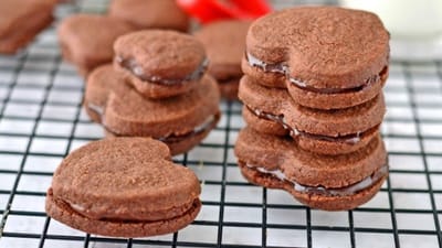 બાળકોને કેક અને બ્રાઉની ખાવાનું વધારે પસંદ હોય છે. પરંતુ કેટલી વાર બજારમાંથી લાવેલી આ વાનગીઓ હેલ્ધી નથી હોતી, એટલે આજે અમે તમને હેલ્ધી સેન્ડવીચની રેસિપી જણાવીશું. 