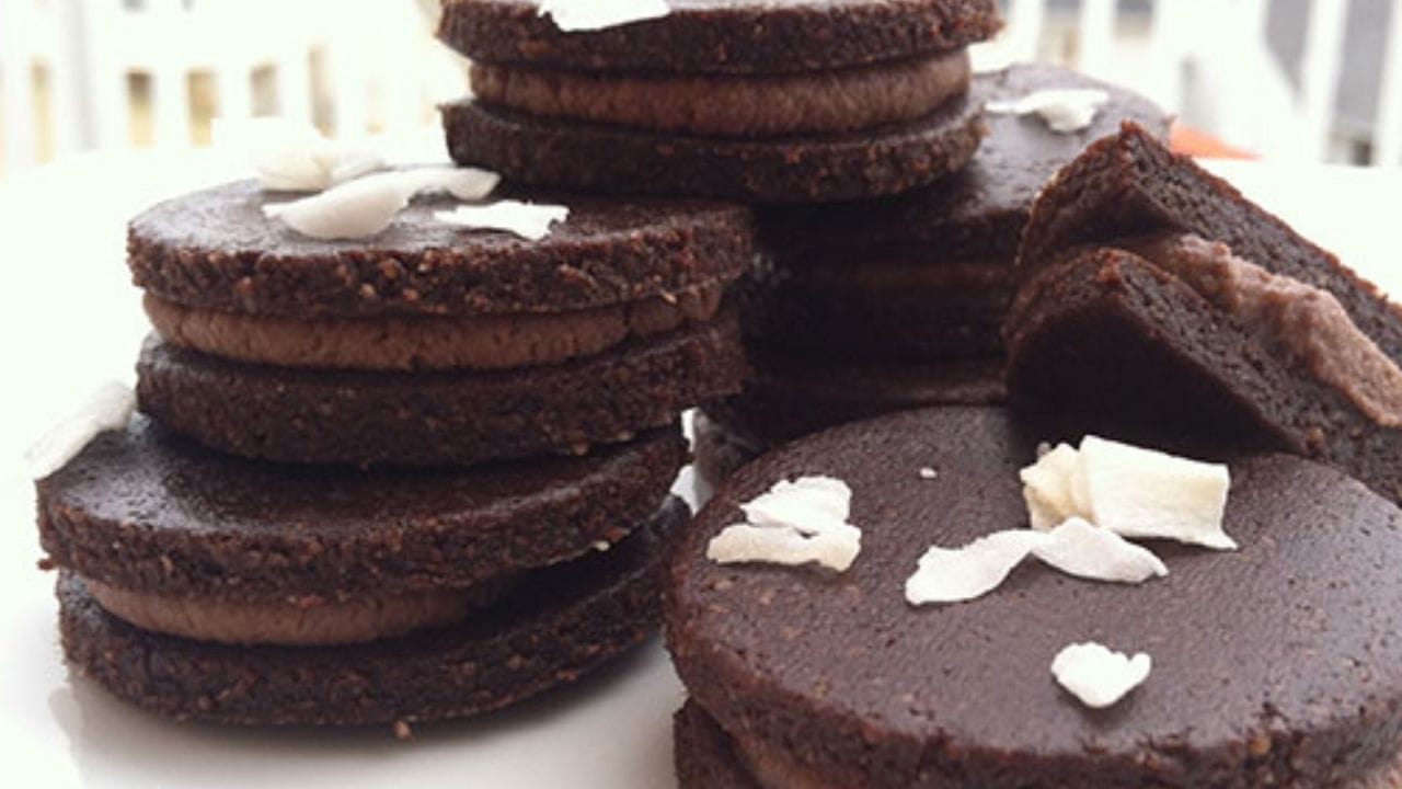 નો બ્રેડ ડબલ ચોકલેટ સેન્ડવીચ બનાવવા માટે દહીં, ખાંડ અથવા ગોળ, તેલ અથવા બટર, ઘઉંનો લોટ અથવા મેંદો, બેકિંગ સોડા, બેકિંગ પાઉડર, કોકો પાઉડર સહિતની વસ્તુની જરુર પડશે. 