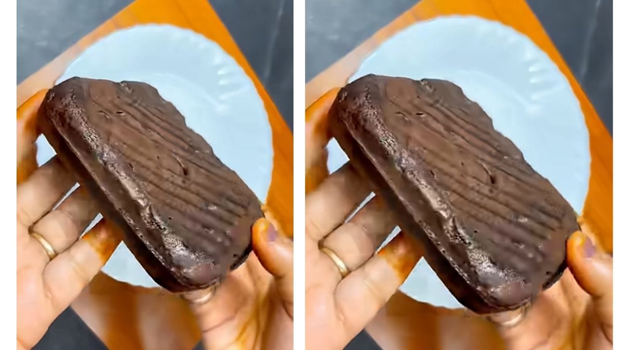 બટર લગાવ્યા બાદ મિશ્રણને તેના પર નાખો. હવે તેના પર ફરી બટર મુકી તેને બંન્ને બાજુથી ચઢી જાય ત્યાં સુધી થવા દો. 