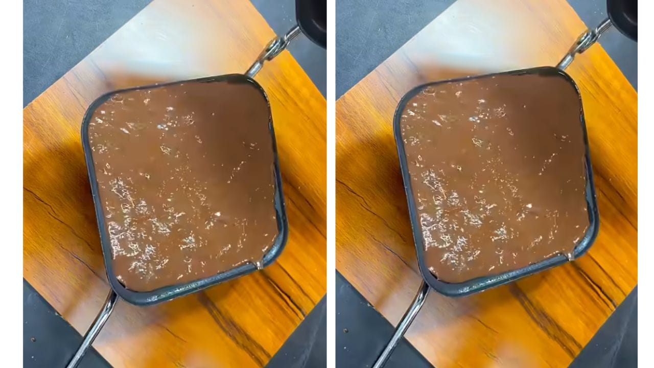 ત્યારબાદ તેમાં કોકો પાઉડર, બેકિંગ પાઉડર અને બેકિંગ સોડા ઉમેરી બરાબર મિક્સ કરો. હવે સેન્ડવીચ મેકરમાં સૌથી પહેલા બટર લગાવો. 