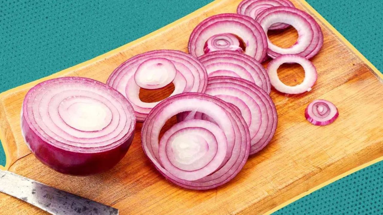 प्याज को पानी के नीचे काटें: वैकल्पिक रूप से, प्याज को बहते पानी के नीचे या पानी से भरे एक बड़े कटोरे में काटें। पानी रसायन को हवा में फैलने से रोकता है और उसे अपने अंदर ही घोल लेता है, जिससे आँखों पर इसका असर नहीं होता।