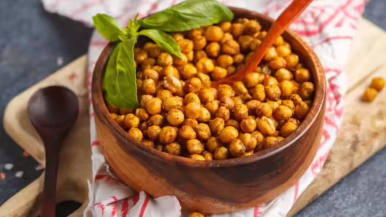 ચણા એક ઉત્તમ અને સરળતાથી સુપાચ્ય પ્રોટીન છે જે તમને ઉર્જા આપે છે, બ્લડ સુગર લેવલ ઘટાડે છે અને બિનજરૂરી ભૂખને કાબુમાં રાખવામાં મદદ કરે છે. આ તમને વજન ઘટાડવામાં પણ મદદ કરે છે.